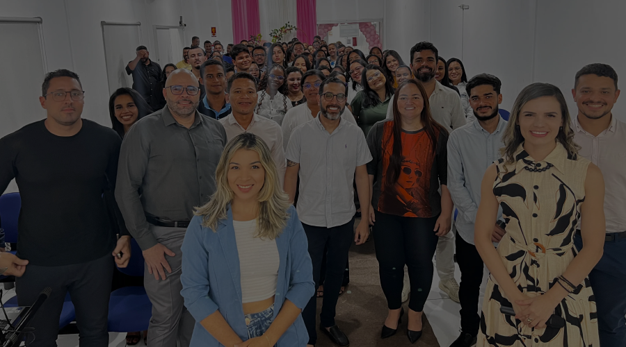 Equipe jurídica revisando documentos